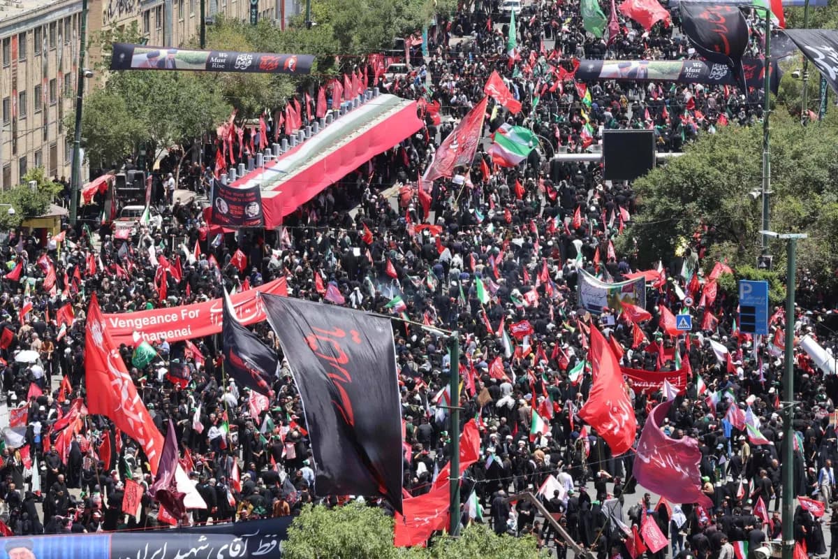وصول طائرة تحمل نعش خامنئي إلى مشهد لدفنه