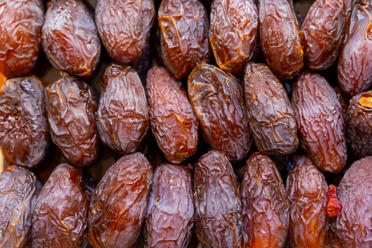 هل تأكل التمر في الوقت الصحيح