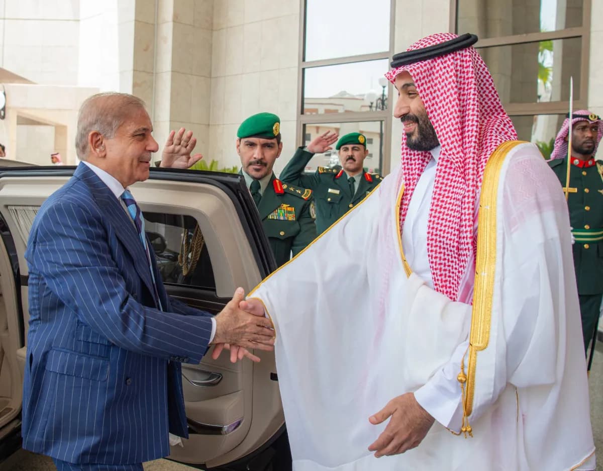 Saudi Crown Prince holds talks with Pakistani PM in Mecca