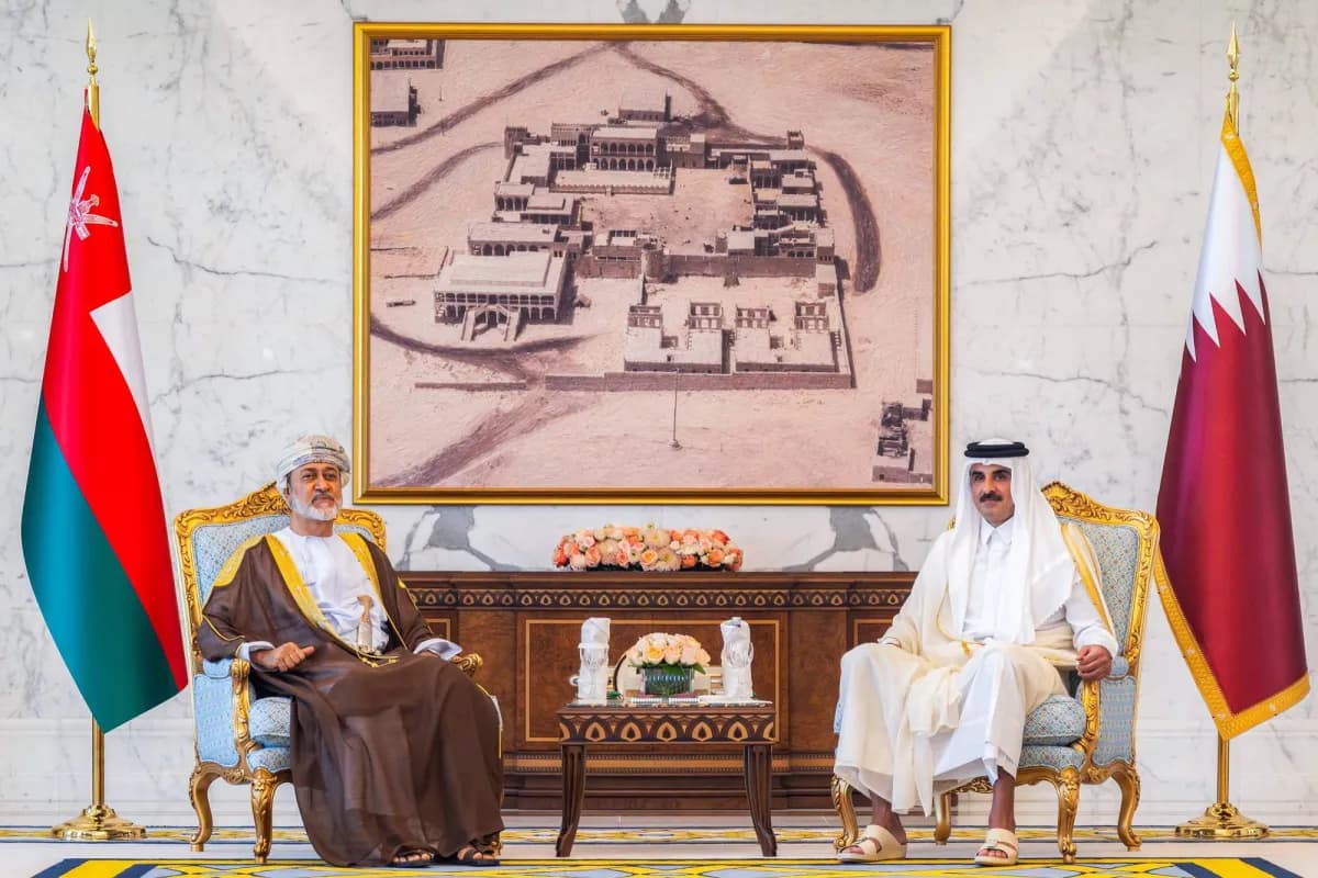 أمير قطر وسلطان عمان يناقشان تعزيز العلاقات