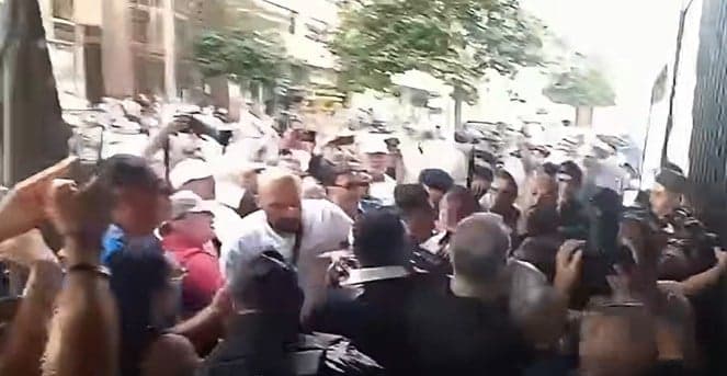 وزير سابق يتعرض للضرب خلال مواجهات أمنية