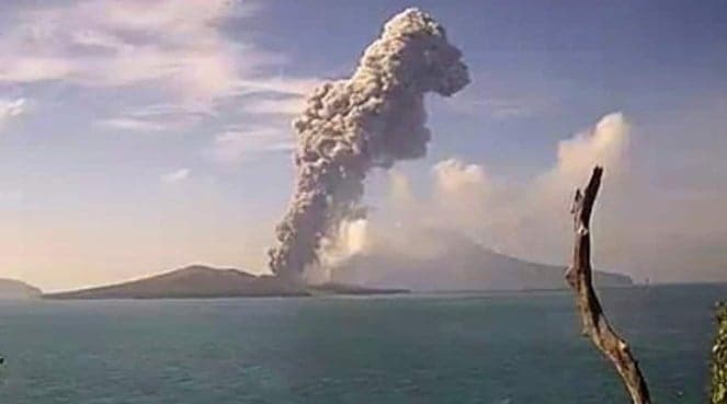 Anak Krakatoa eruption delays 209 flights