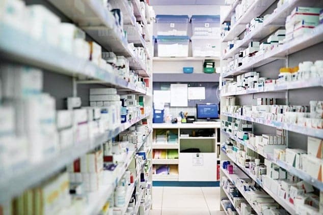 الضمان تتخذ إجراءات بشأن طبيب وصيدلي