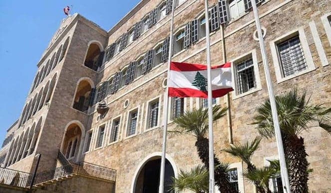 في الدولة.. تهديد 10 آلاف وظيفة