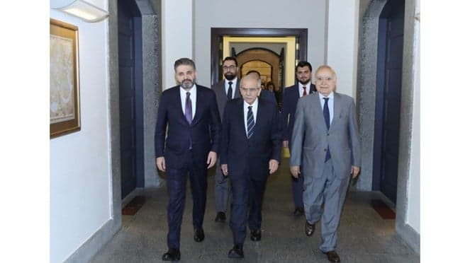 رئيس الحكومة يستقبل وزير الثقافة السوري ويتسلم سيفا دمشقيا