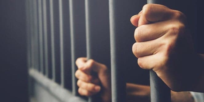 تيوكر معروف يُحبس شهرا لأسباب