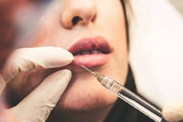 مداهمة مستودع لمنتجات التجميل