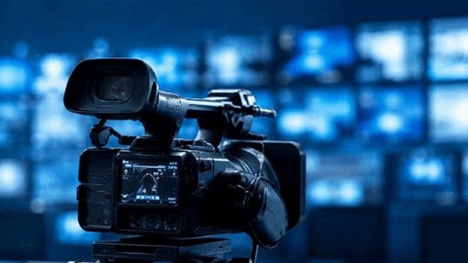 إعلامية تنقل للمستشفى أثناء البرنامج