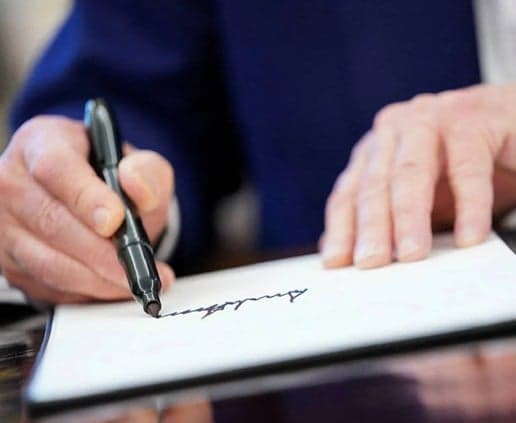 ترمب يفرض قيودا على سياحة الولادة