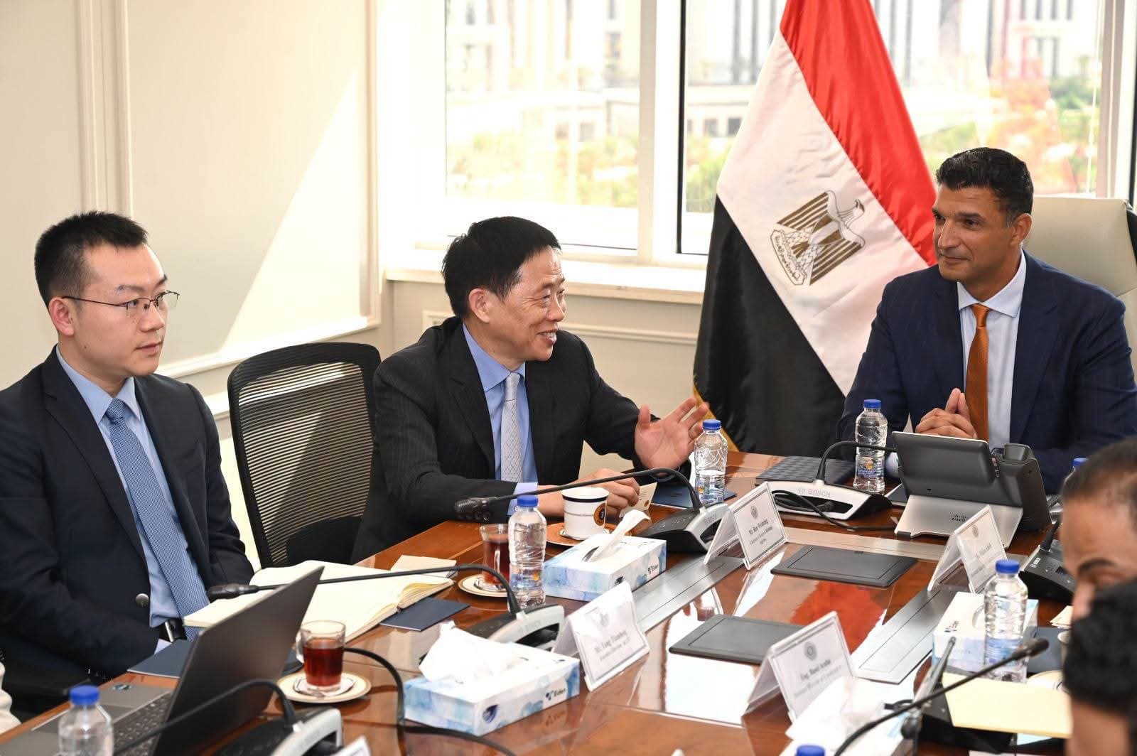 وزير الصناعة يناقش مع كينجدوم الصينية مشروع خيوط الكتان في مصر