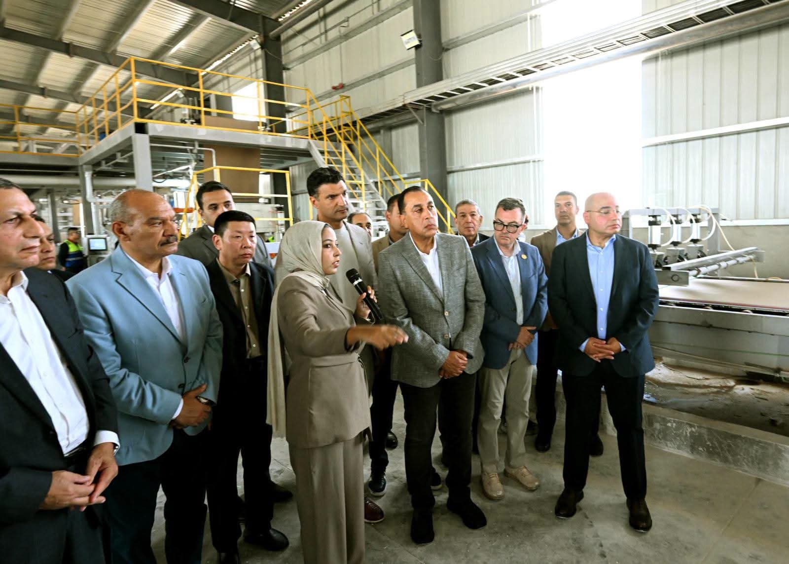 رئيس الوزراء يفتتح مصنع مواد بناء بالسخنة