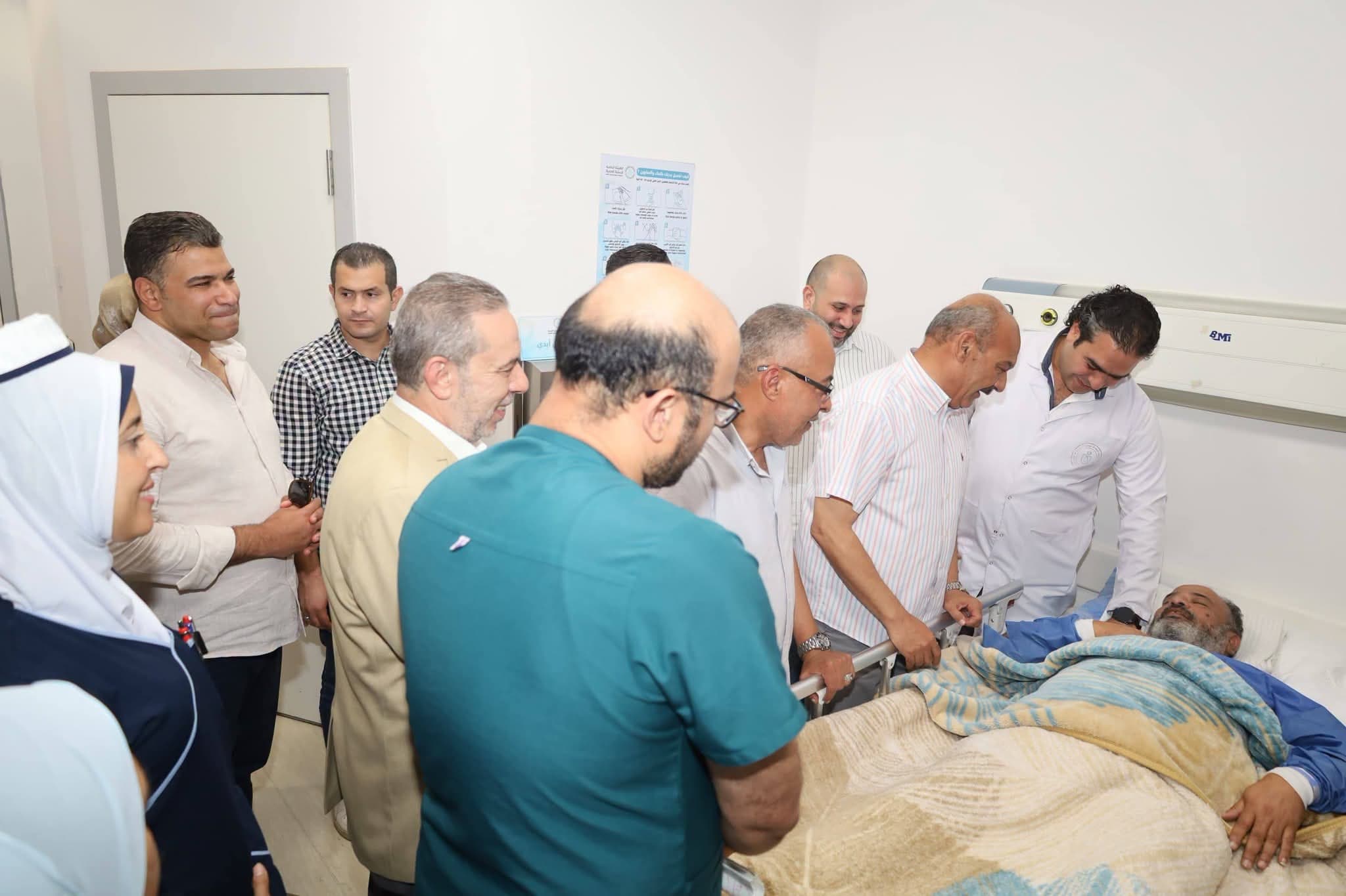 محافظ السويس يزور المعلم المصاب