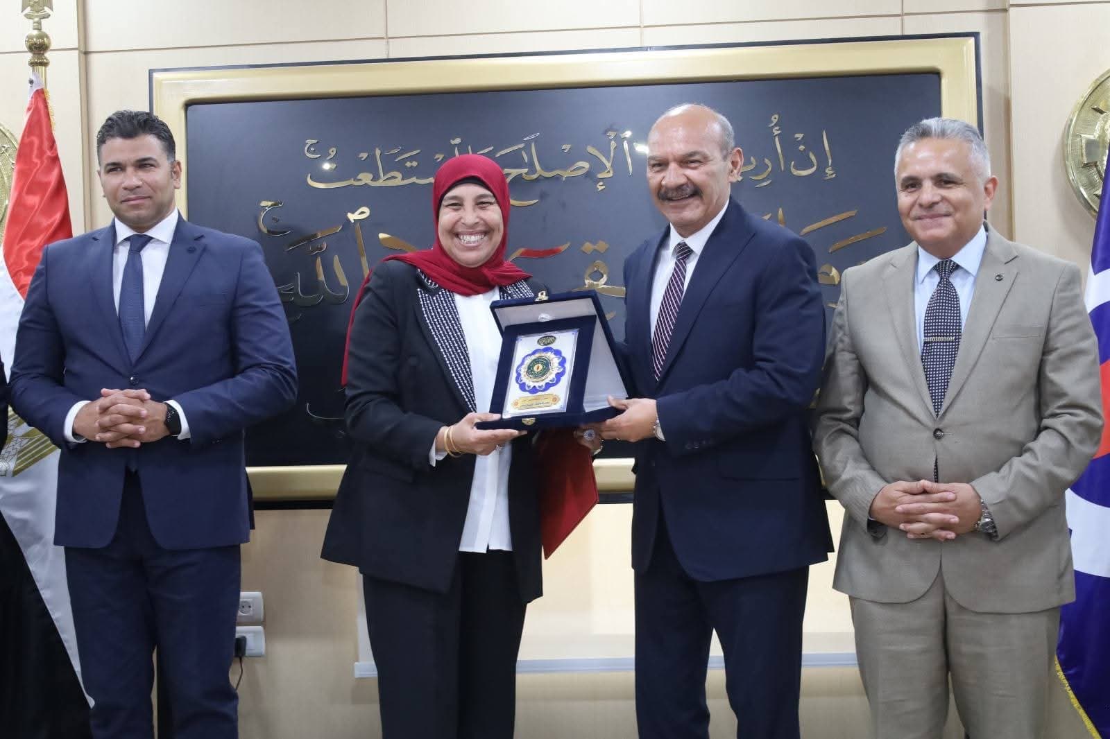 محافظ السويس يكرم الفائزين بمبادرتي سويسنا أجمل وإحنا معاك