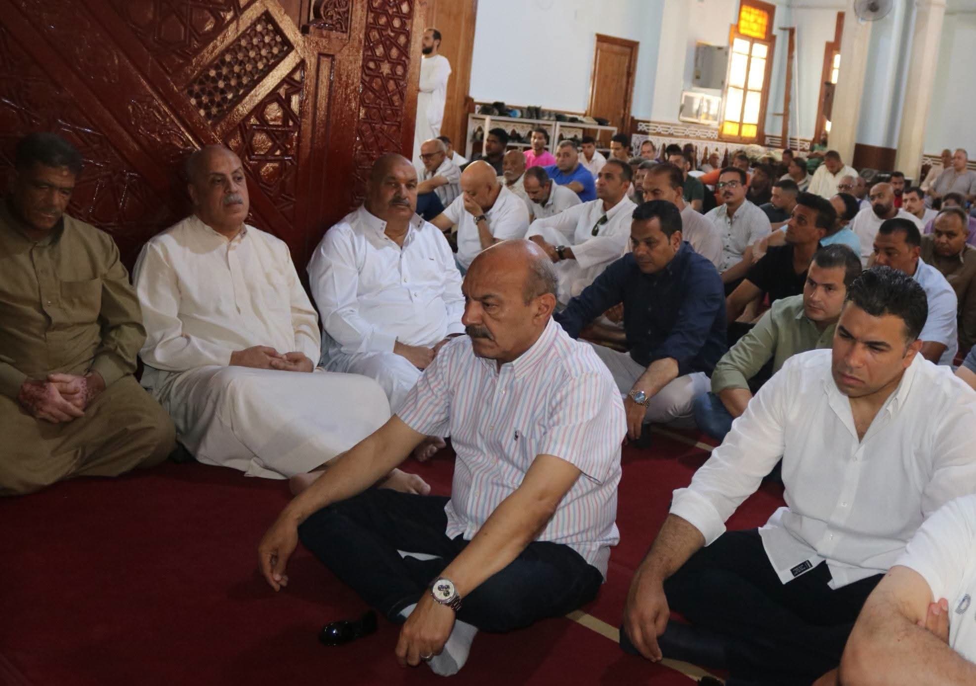 محافظ السويس يؤدي صلاة الجمعة بمسجد المعهد