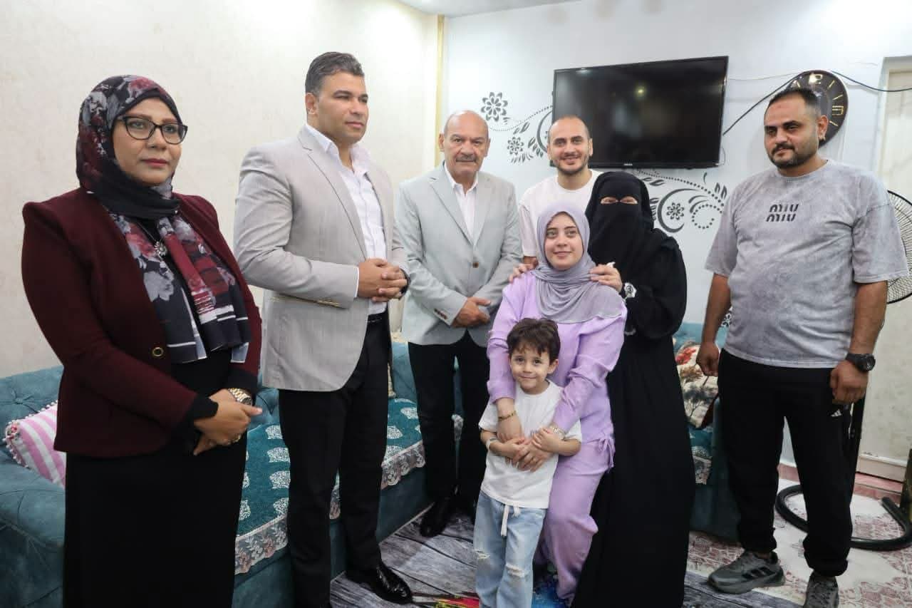 محافظ السويس يزور مواطنًا في منزله