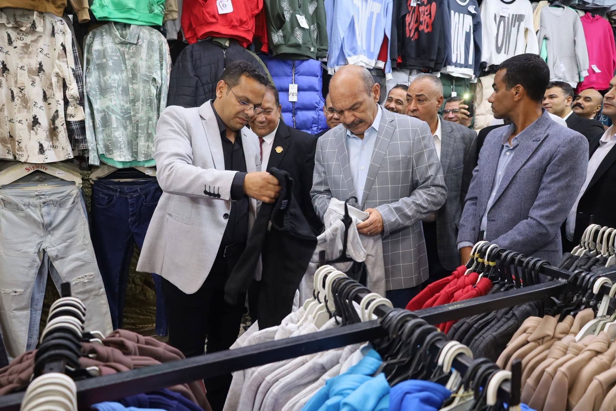 محافظ السويس يطلق المعرض الشتوي للملابس