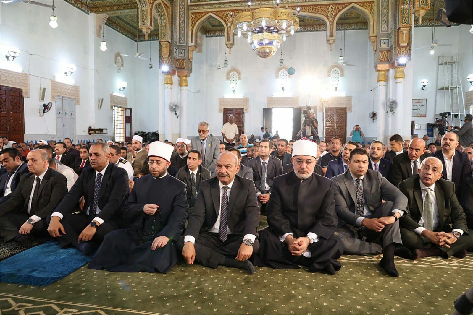 محافظ السويس يؤدي صلاة الجمعة ببورتوفيق
