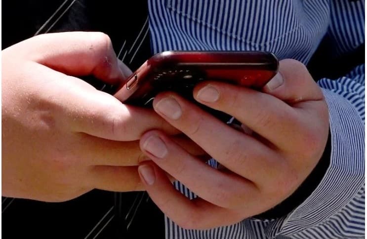 France bans mobile phones in high schools