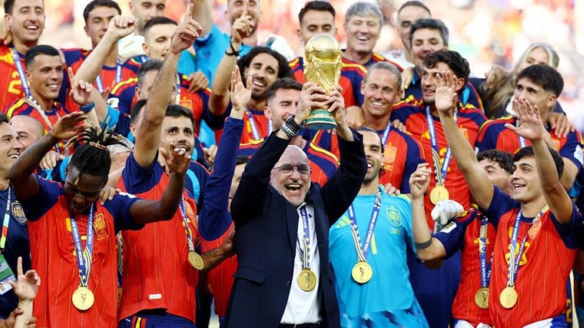 إسبانيا تسعى لتحقيق إنجاز نادر