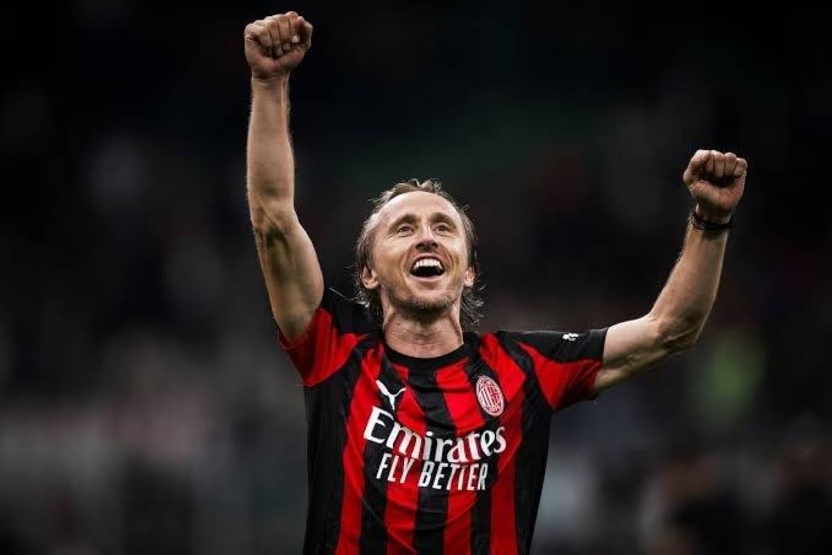Milan renews Modric's contract