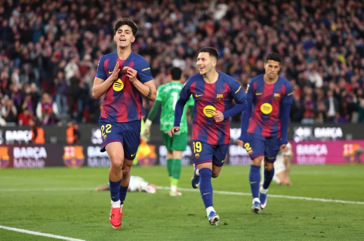 Premier League Clubs Vie for Barcelona Player