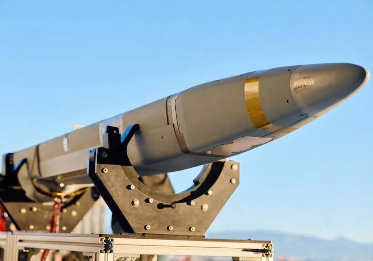 Aerial deception weapon confuses radars