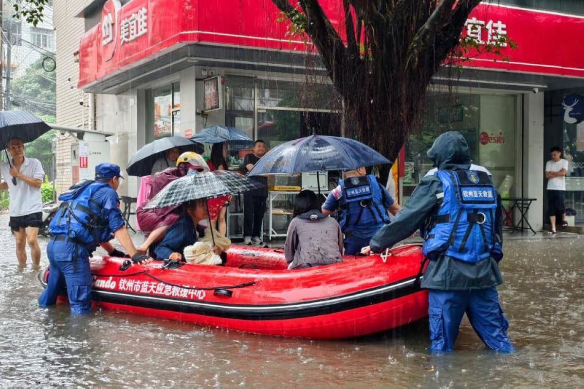 Noul typhoon strikes South China