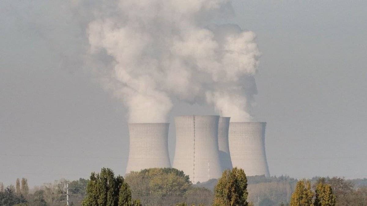 Hungary shuts second reactor amid drought