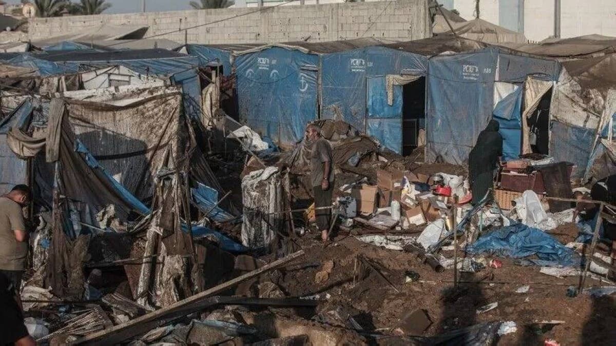 إصابتان بسلاح إسرائيلي وتدمير مستودعين في غزة