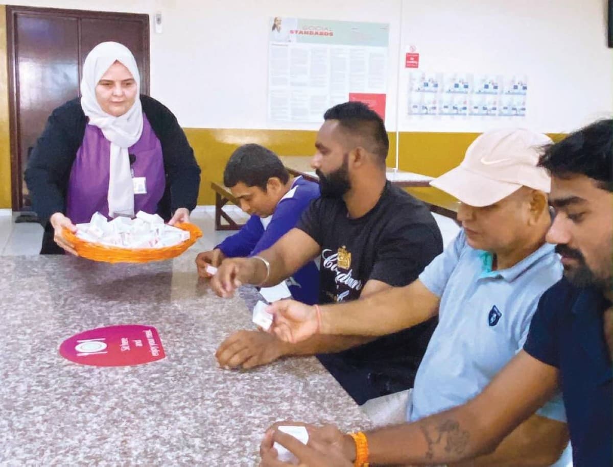 حملة توعية في مساكن العمال بأم القيوين