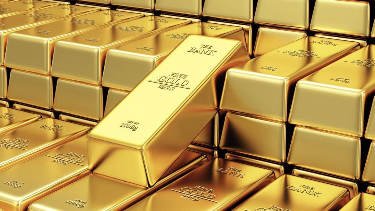 Gold hits 7-week high as dollar falls