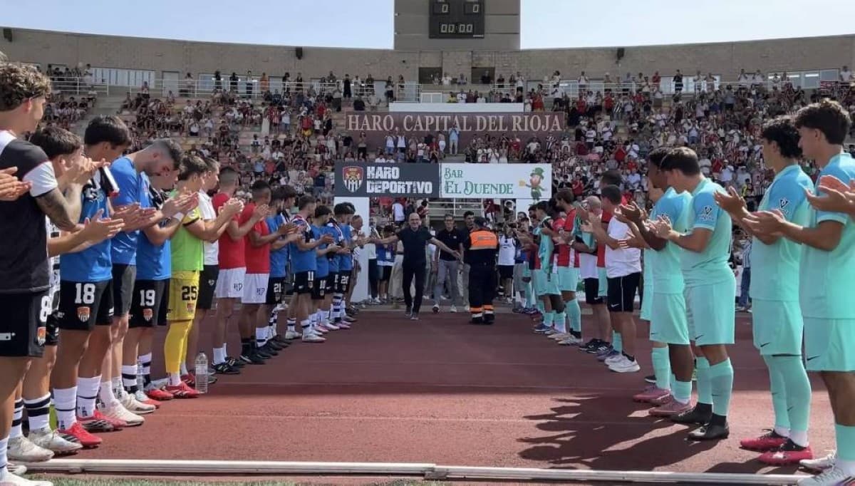Spain coach receives historic welcome