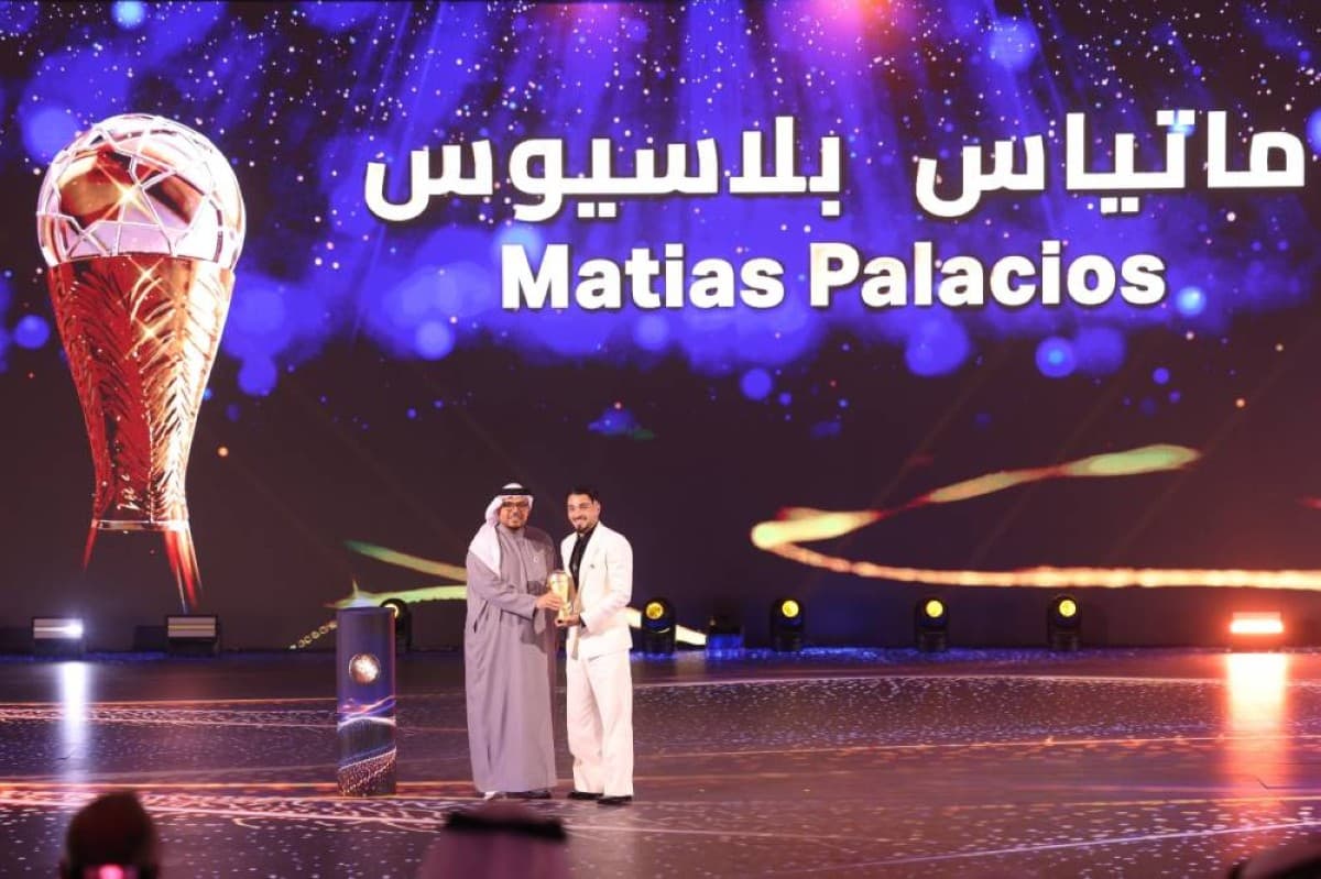 بالاسيوس يهدى جائزة الكرة الذهبية لأمه