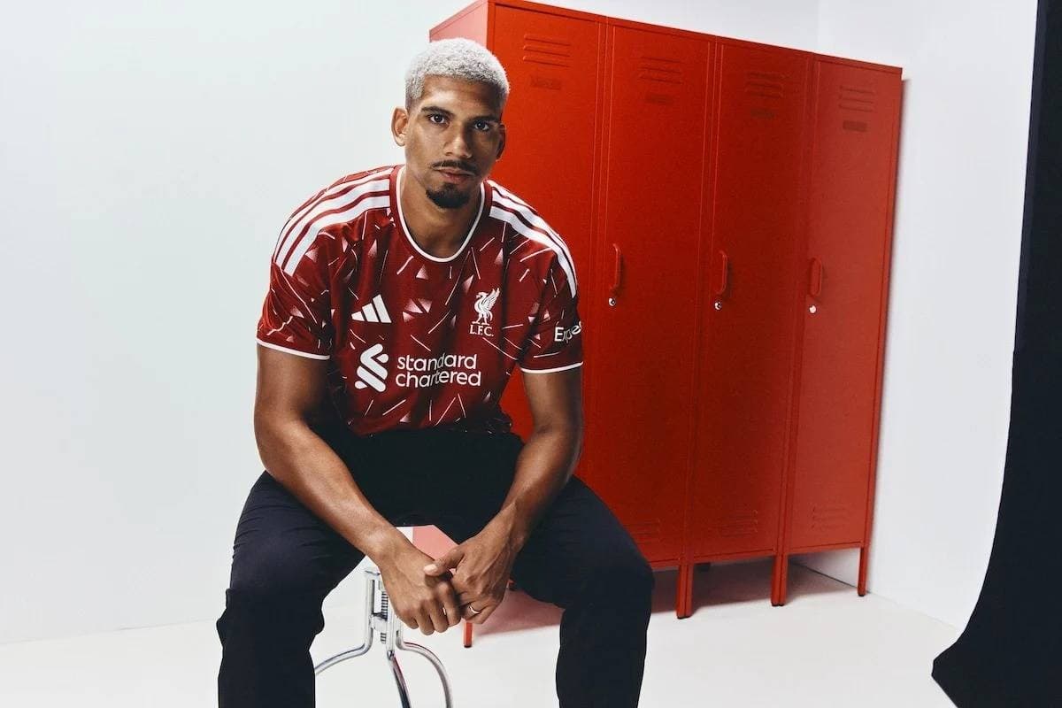Liverpool completes Araújo signing