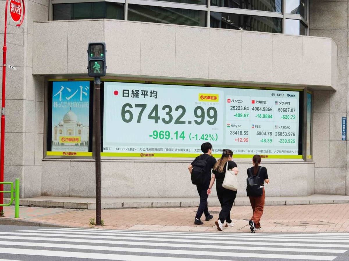 Japanese indices climb on chip sector