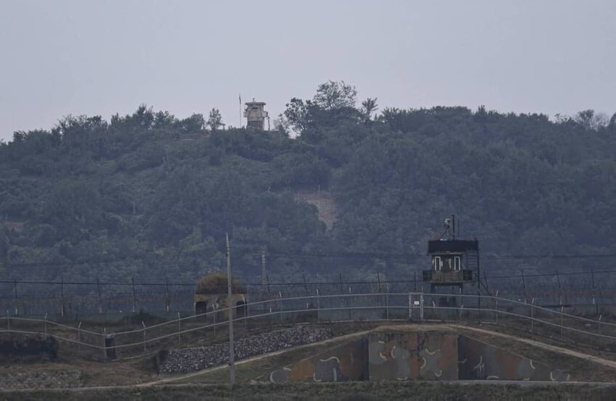 South Korea fires warning shots on border