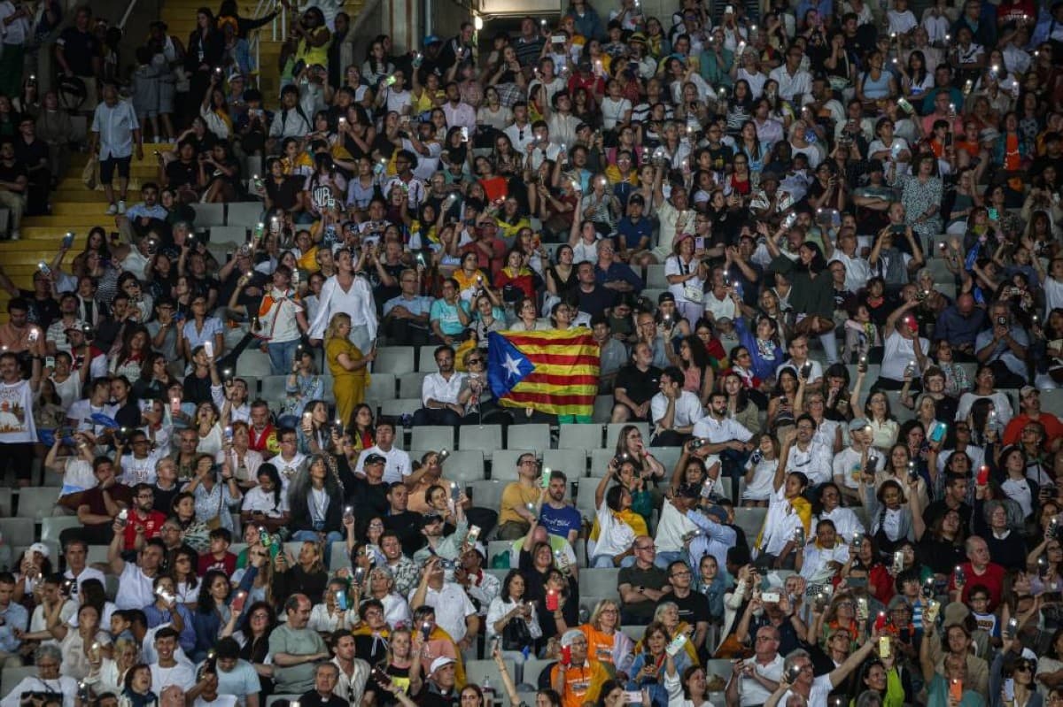 Barcelona fans protest police treatment