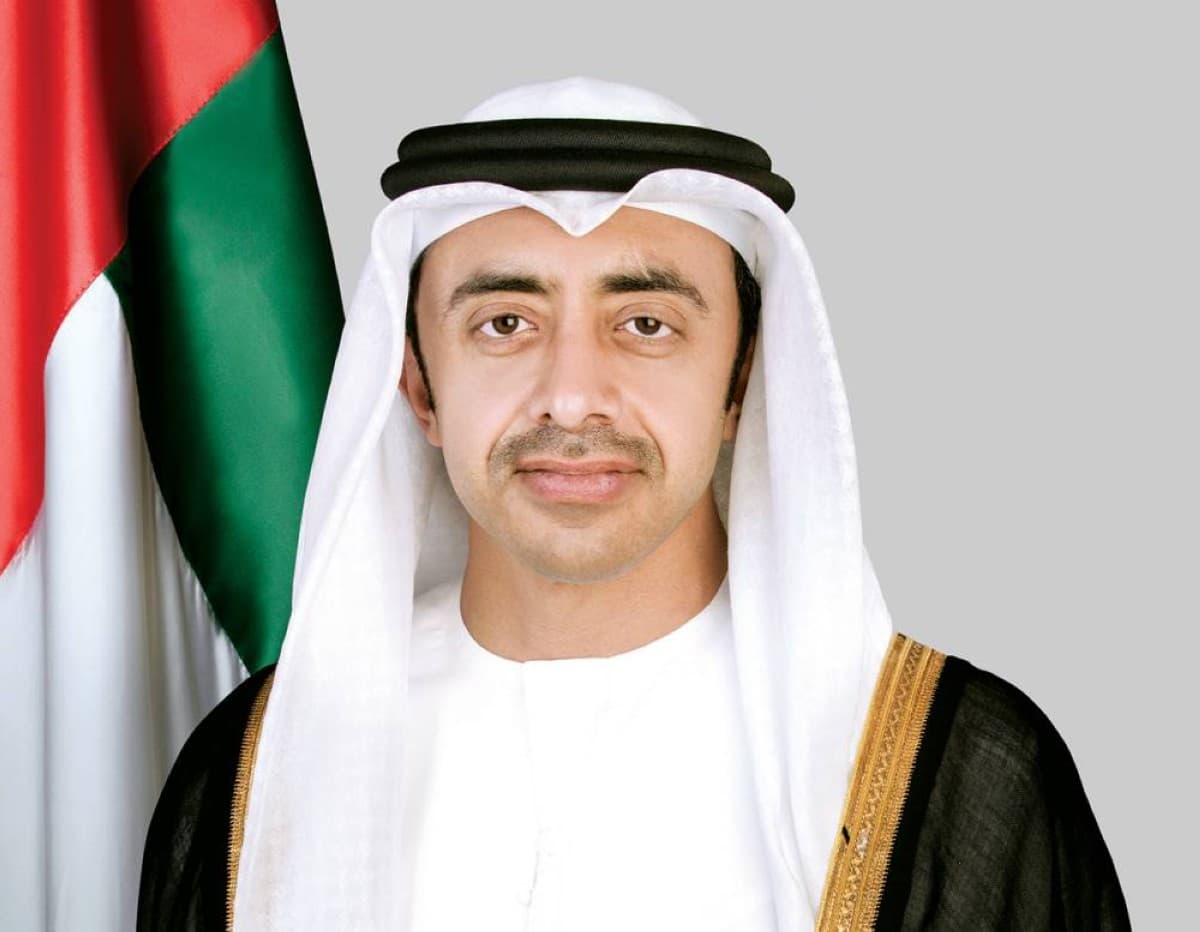 عبدالله بن زايد يهنئ ويبحث التعاون مع بيرو