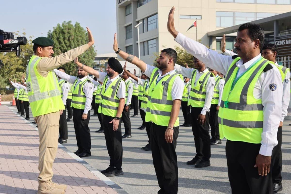 شرطة دبي تدرب 140 حارس أمن في المدارس