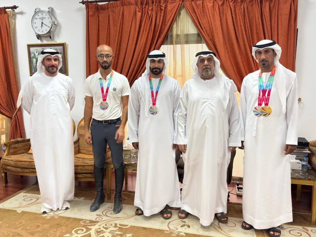 رئيس نادي الشارقة يكرم فرسان الخليج