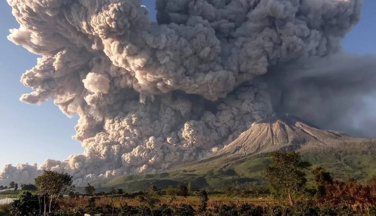 Sinabung Volcano releases ash up to 3.5 km