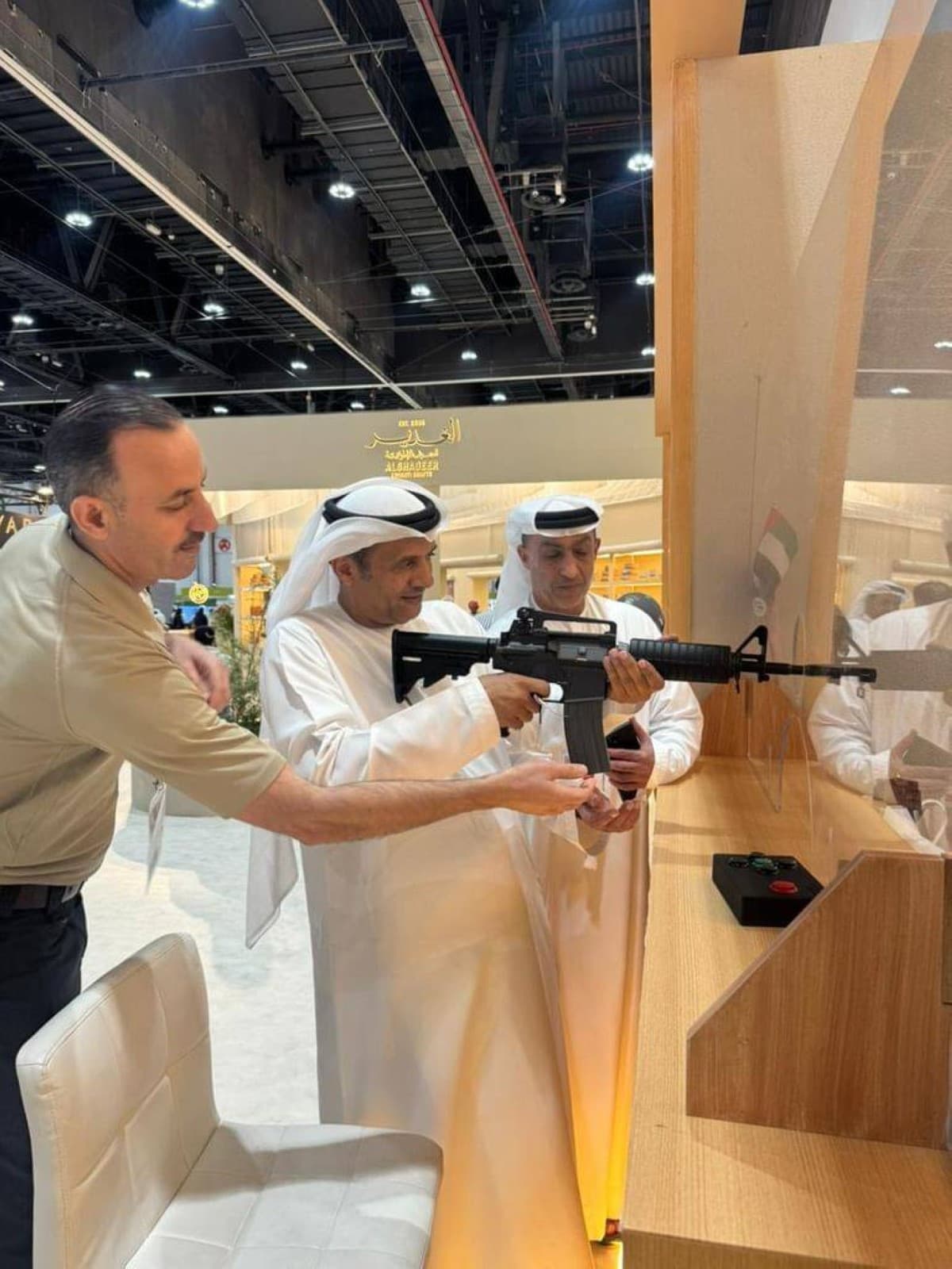 الرماية الإلكترونية تجذب زوار المعرض