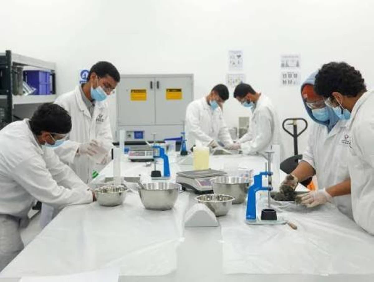 الإمارات: 668 طالبا من 7 دول في برنامج المنح