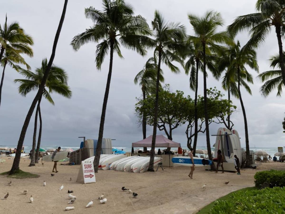 Hawaii shuts schools and offices for Hurricane Loyell