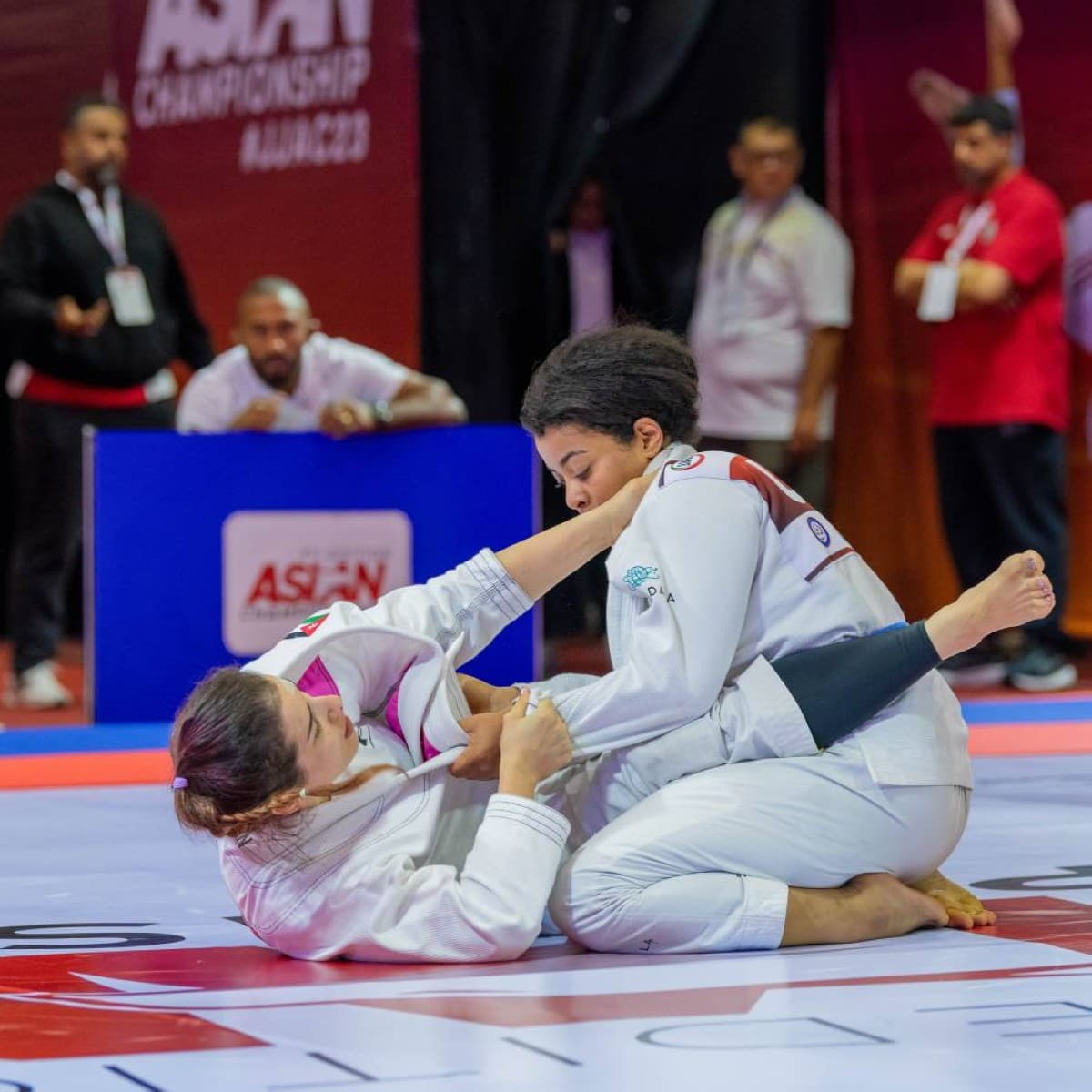 المرأة الإماراتية تعزز نجاحات الجوجيتسو