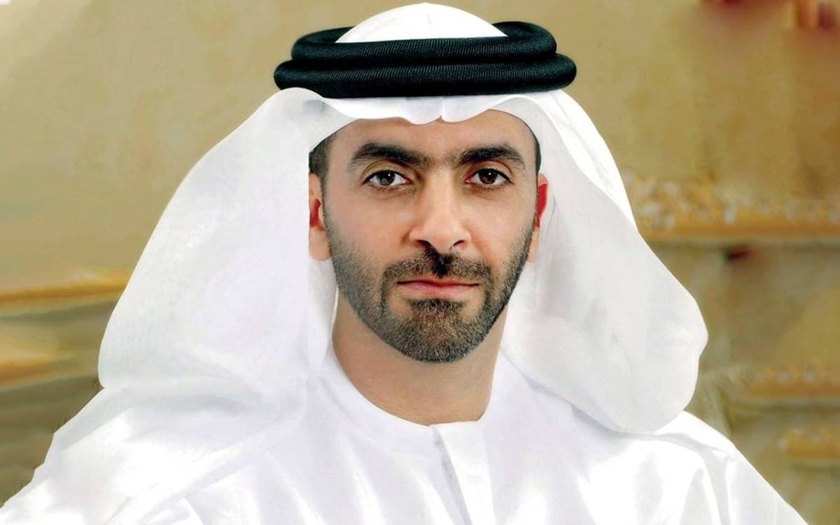 سيف بن زايد يردد قصيدة عن زيارته للشرق والغرب
