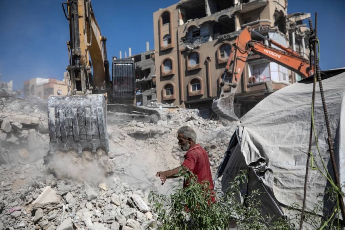 انهيار مبنى بغزة يودى بحياة 21 نازح
