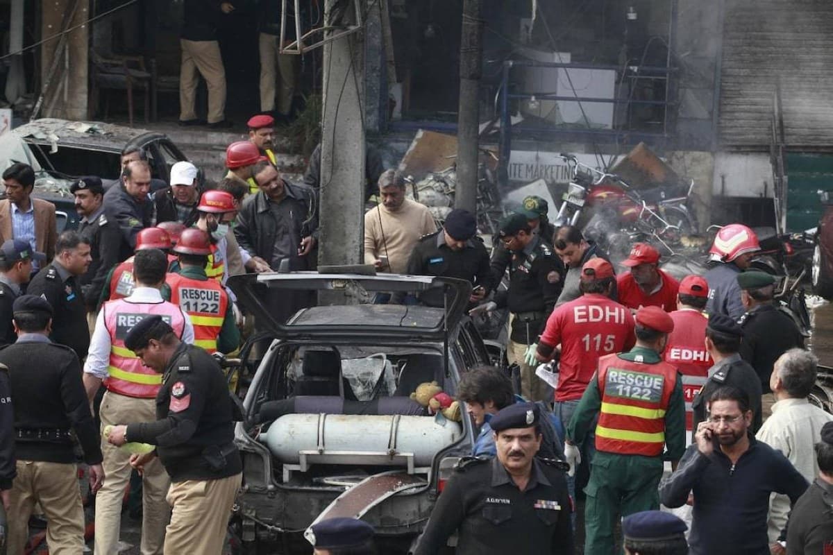 Pakistan police station attack death toll up to 31