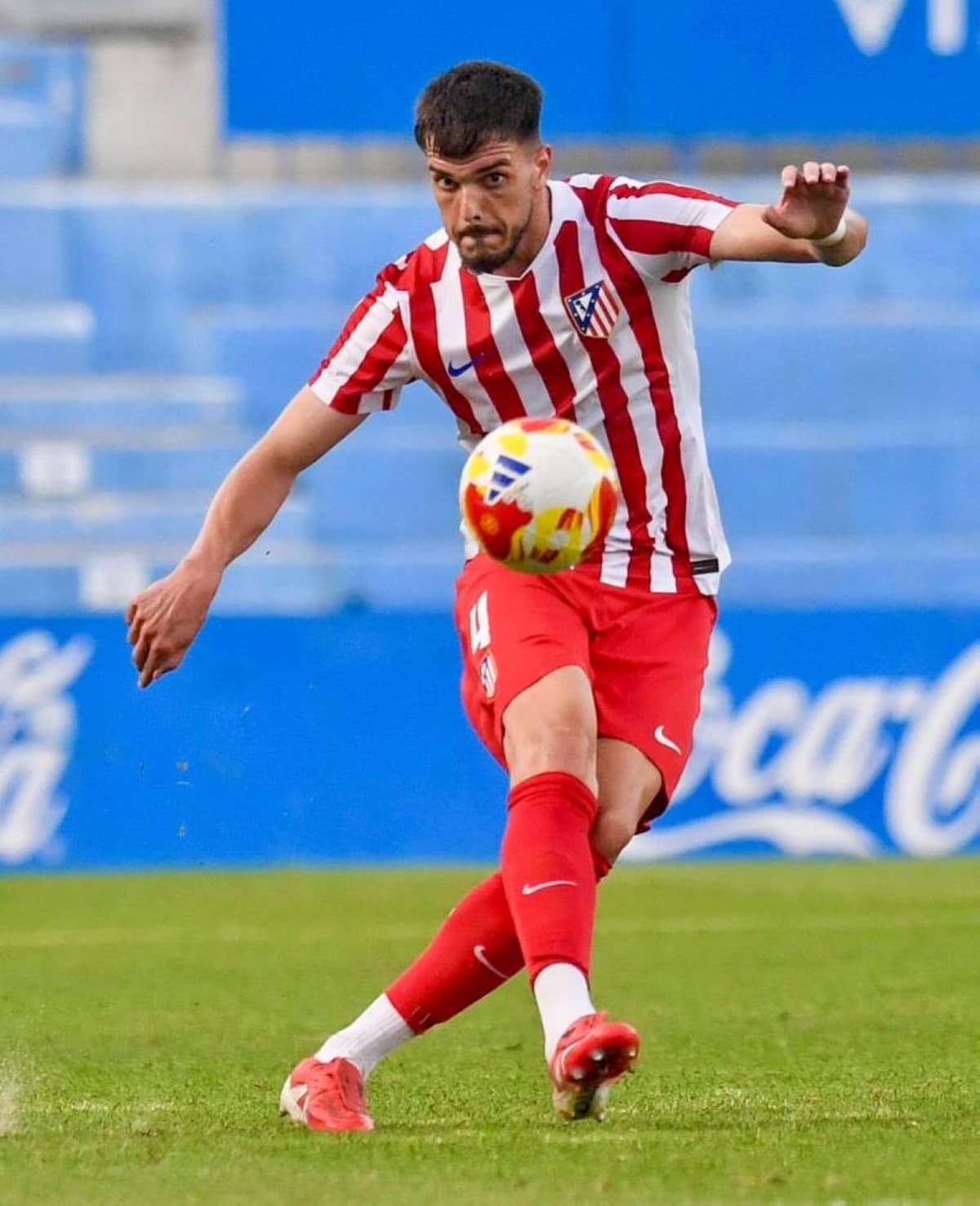 Dubai United near Atlético defender