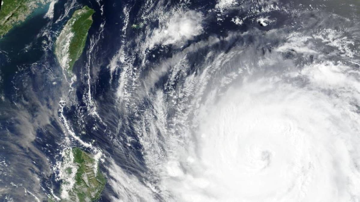 Hurricane Rachael Strengthens to Category 3